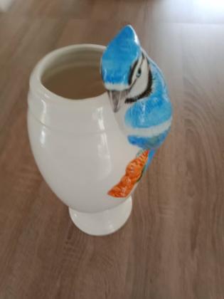 Vase blanc avec oiseau