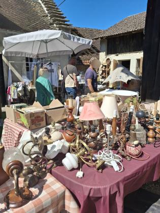 vide-greniers mensuel, antiquités, bouquins, arts de la table, trouvailles 2 mars à Izieu