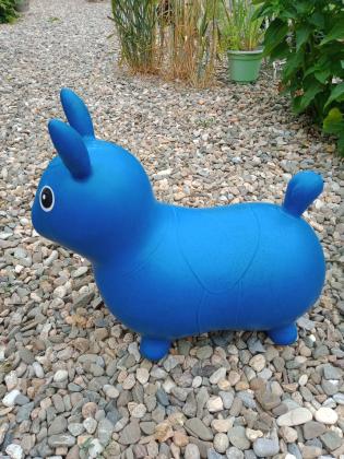 Animal sauteur bleu