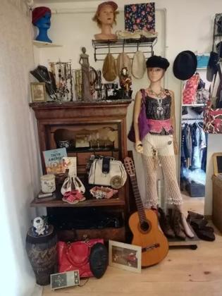 Friperie brocante recyclerie les fleurs de charlotte à Roquebrune sur Argens