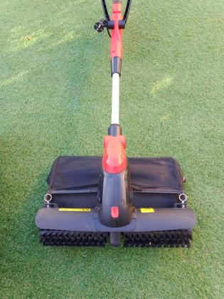 Brosse électrique nettoyante pour gazon synthétique