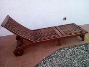 Bain de soleil avec roulettes en teck