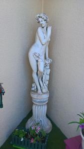 Statue en pierre avec son support