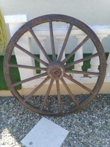 2 roues de charrettes en bois