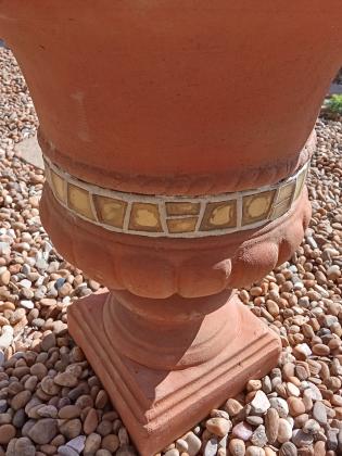 1 Pot en terre cuite sur pied